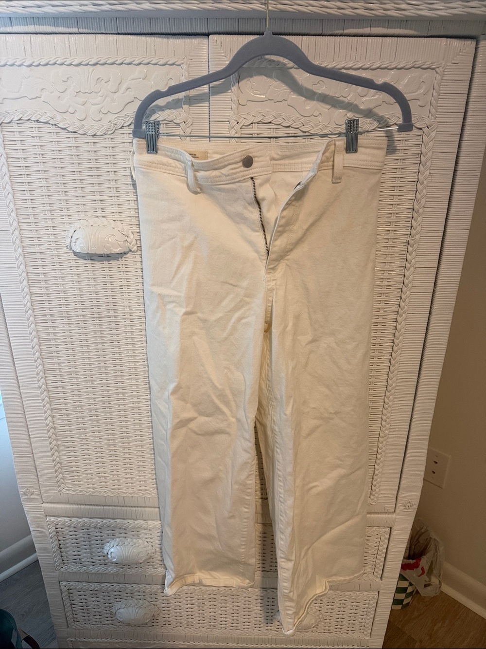 Universal Thread Women’s White jeans